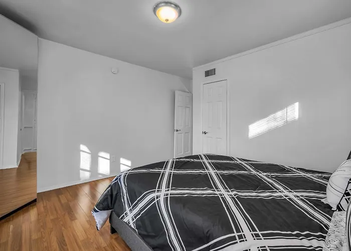 Modern Large 2 Level 2-Bedroom 2-Bathroom By West Hollywood