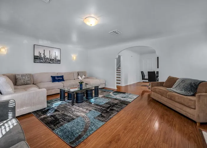 Modern Large 2 Level 2-Bedroom 2-Bathroom By West Hollywood