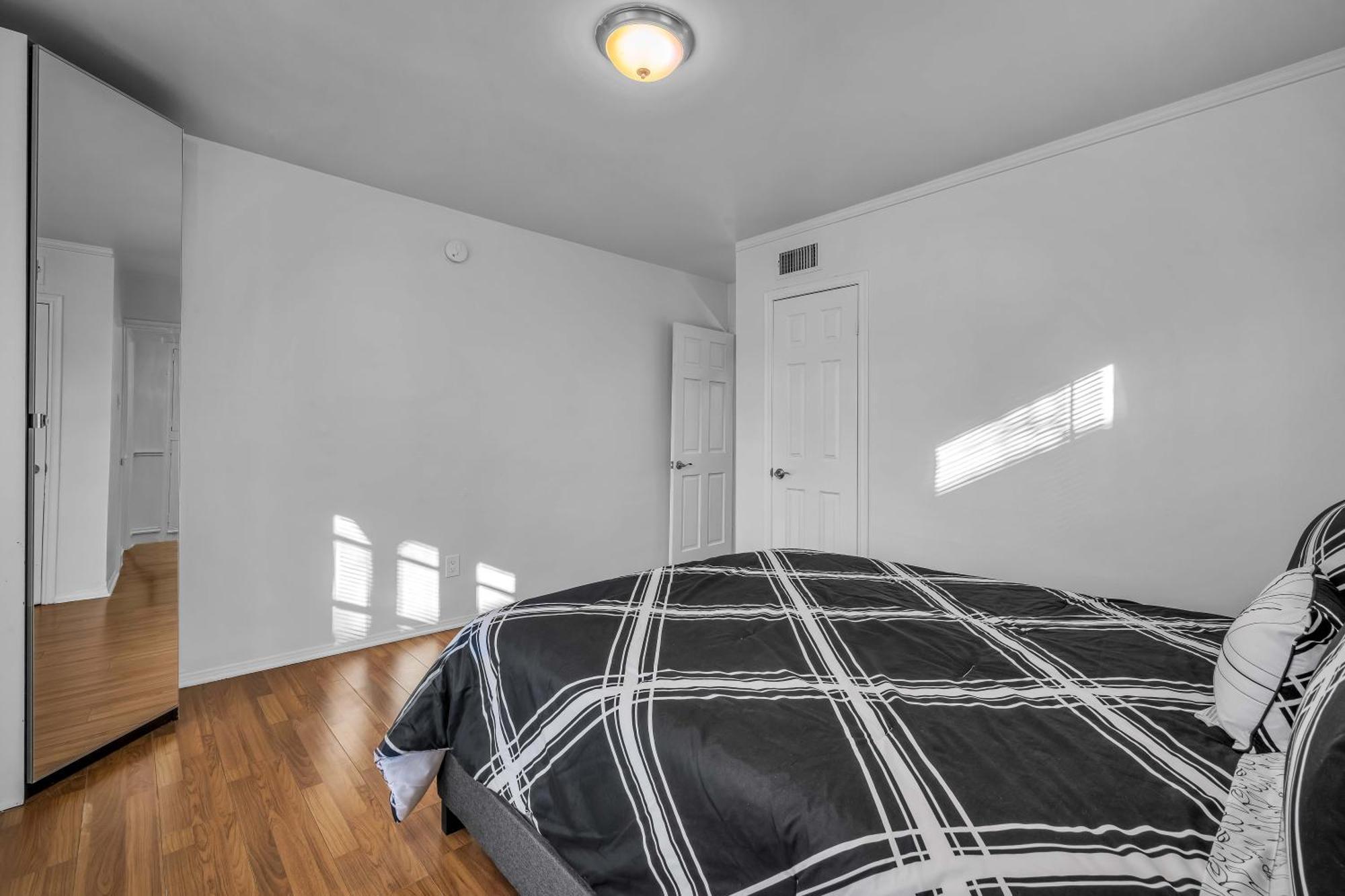 Modern Large 2 Level 2-bedroom 2-bathroom By West Hollywood