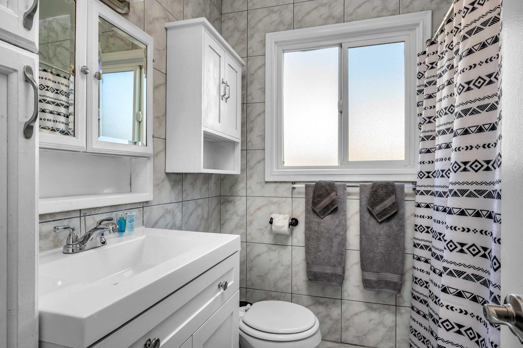 Modern Large 2 Level 2-bedroom 2-bathroom By West Hollywood *