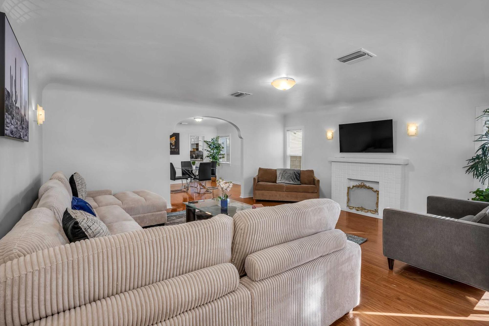 Modern Large 2 Level 2-bedroom 2-bathroom By West Hollywood